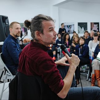 2019: Mathieu Asselin im Gespräch mit Florian Schairer und dem Publikum. Foto: Gina Bolle