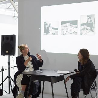 Lisa Domin talks about her work with Christina Maria Ruederer (photo: Franziska Schrödinger)